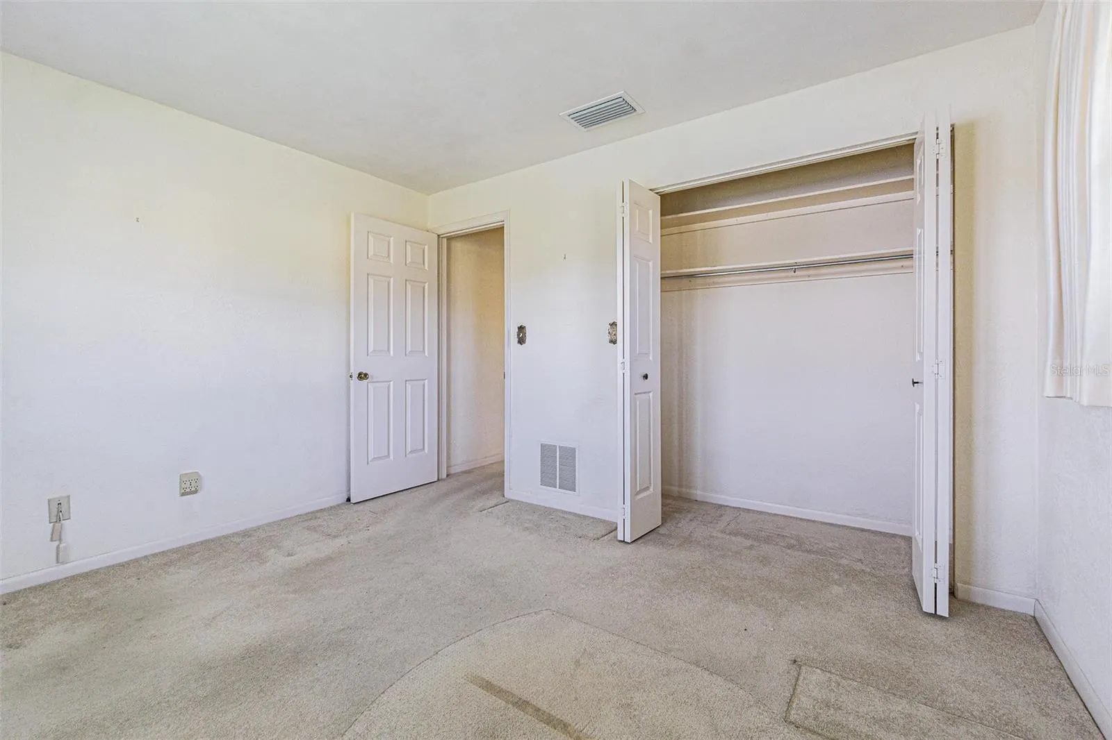 601 RIVIERA BAY DR NE