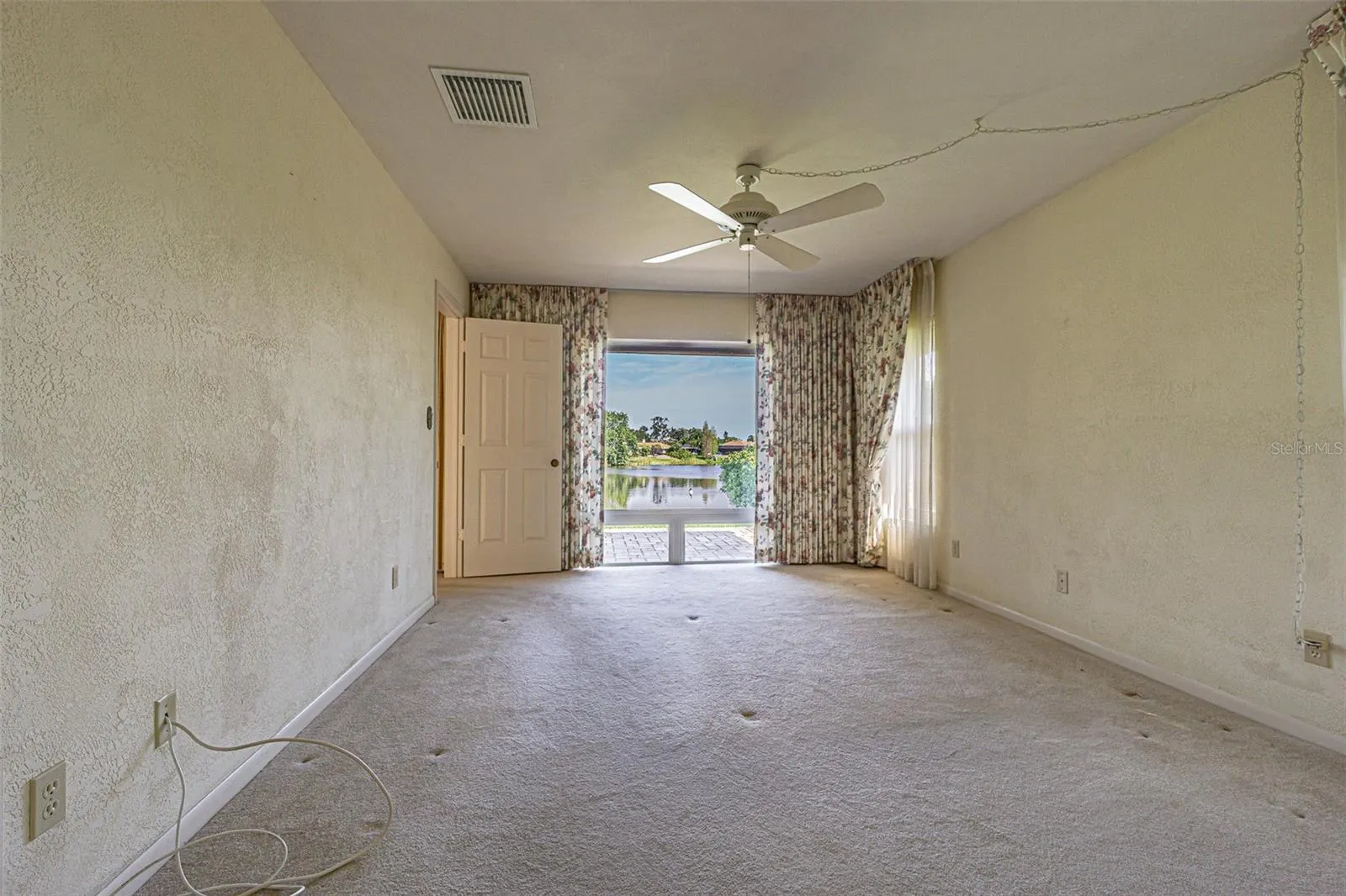 601 RIVIERA BAY DR NE