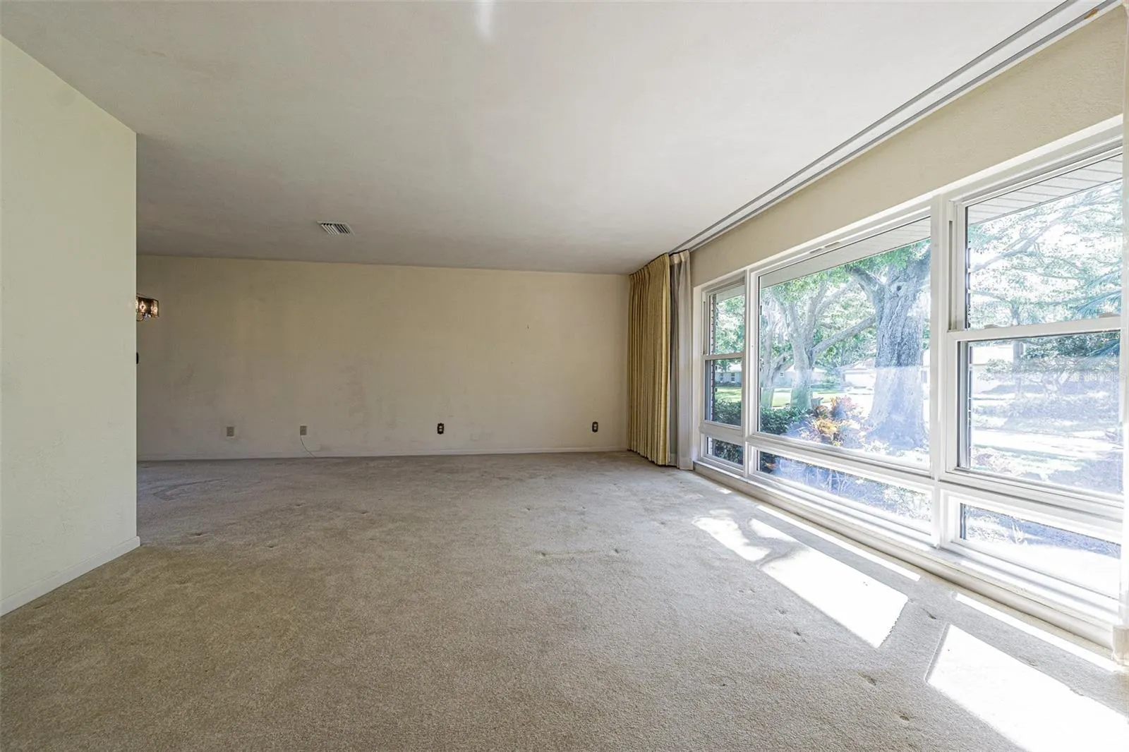 601 RIVIERA BAY DR NE