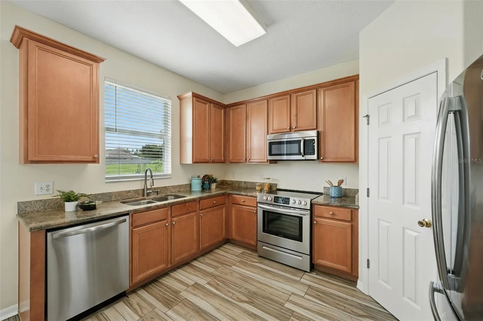 5233 LOS PALMA VISTA DR