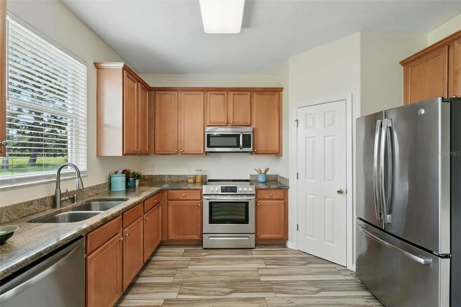 5233 LOS PALMA VISTA DR