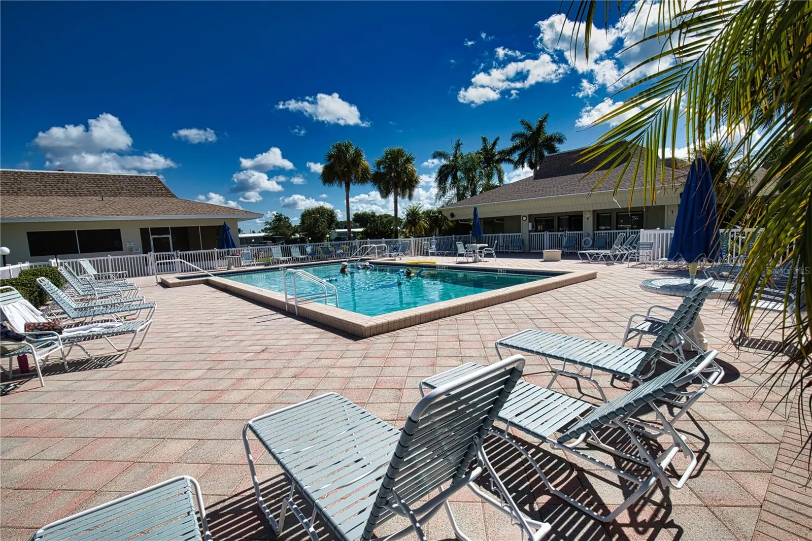 517 LA PLAYA CIR