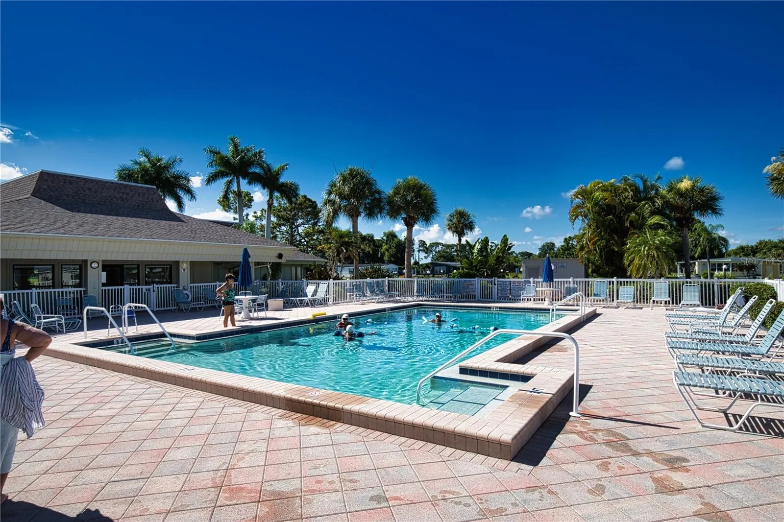 517 LA PLAYA CIR