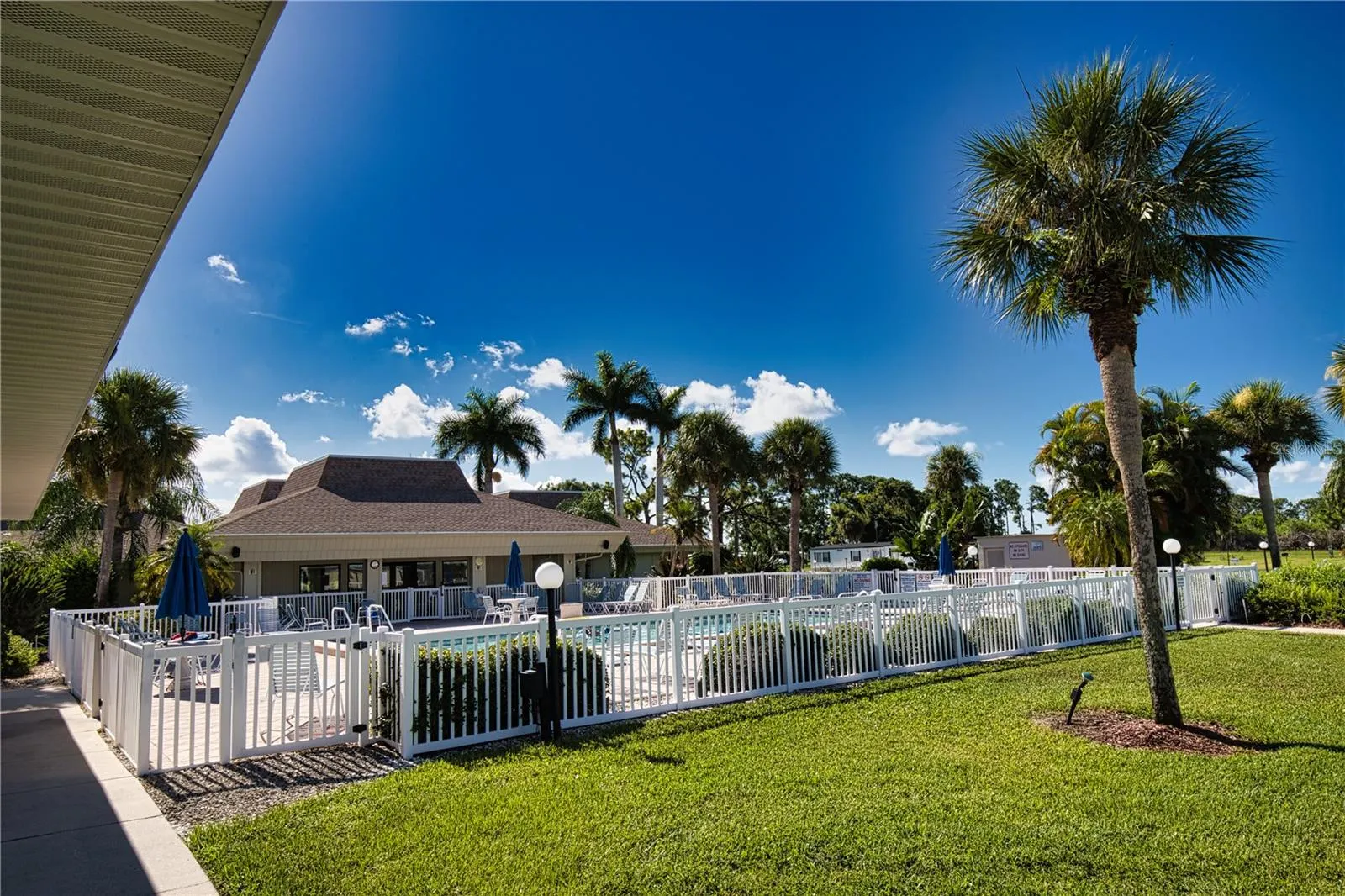 517 LA PLAYA CIR