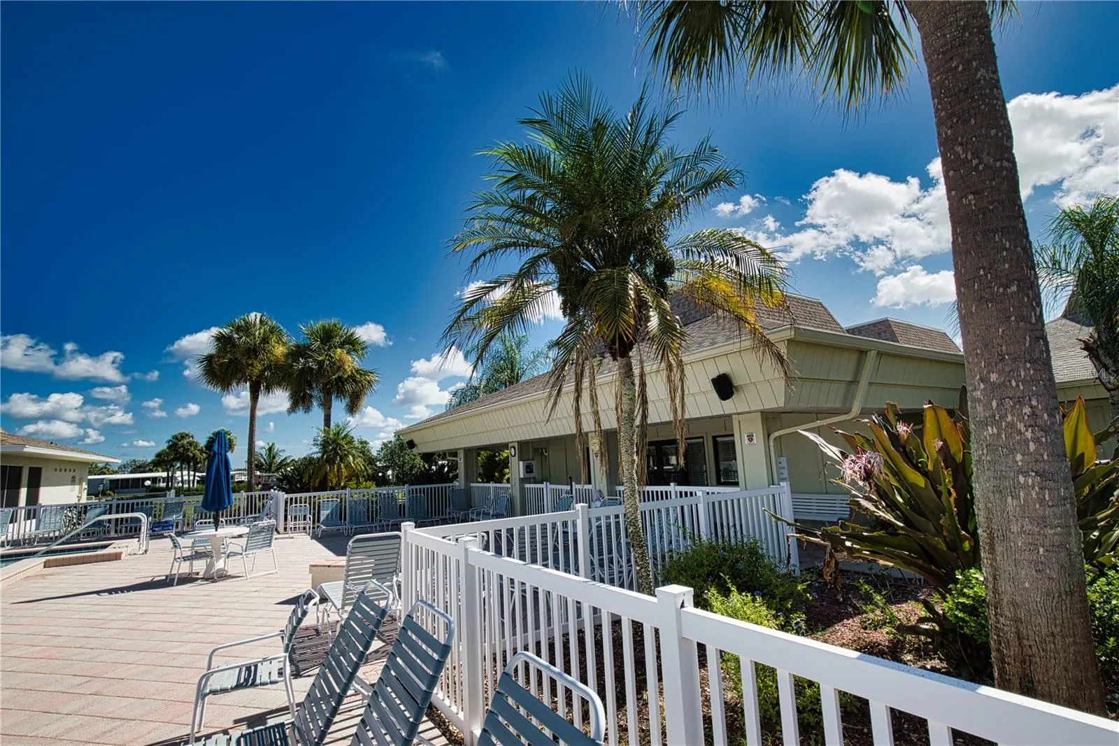 517 LA PLAYA CIR