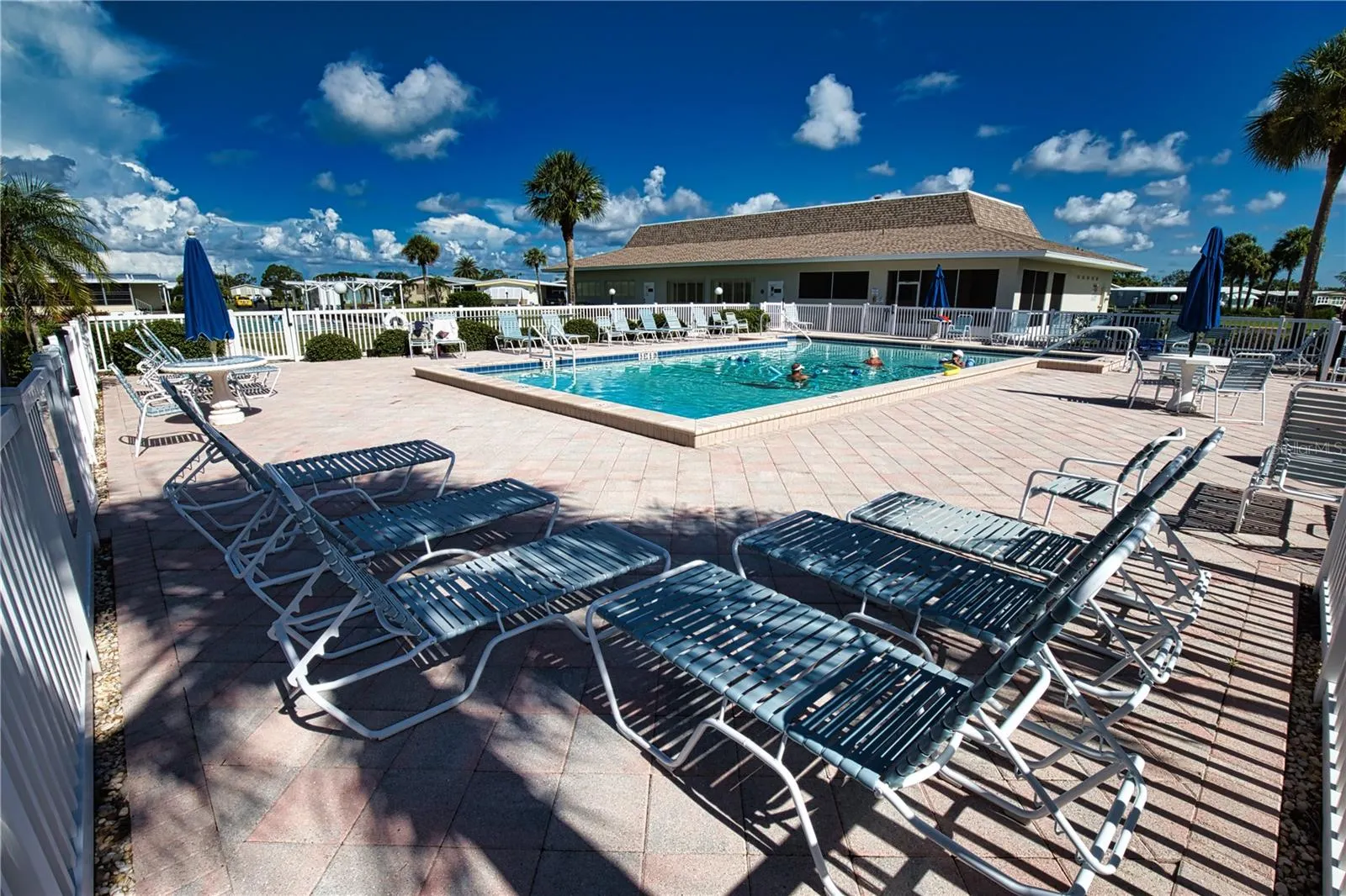 517 LA PLAYA CIR