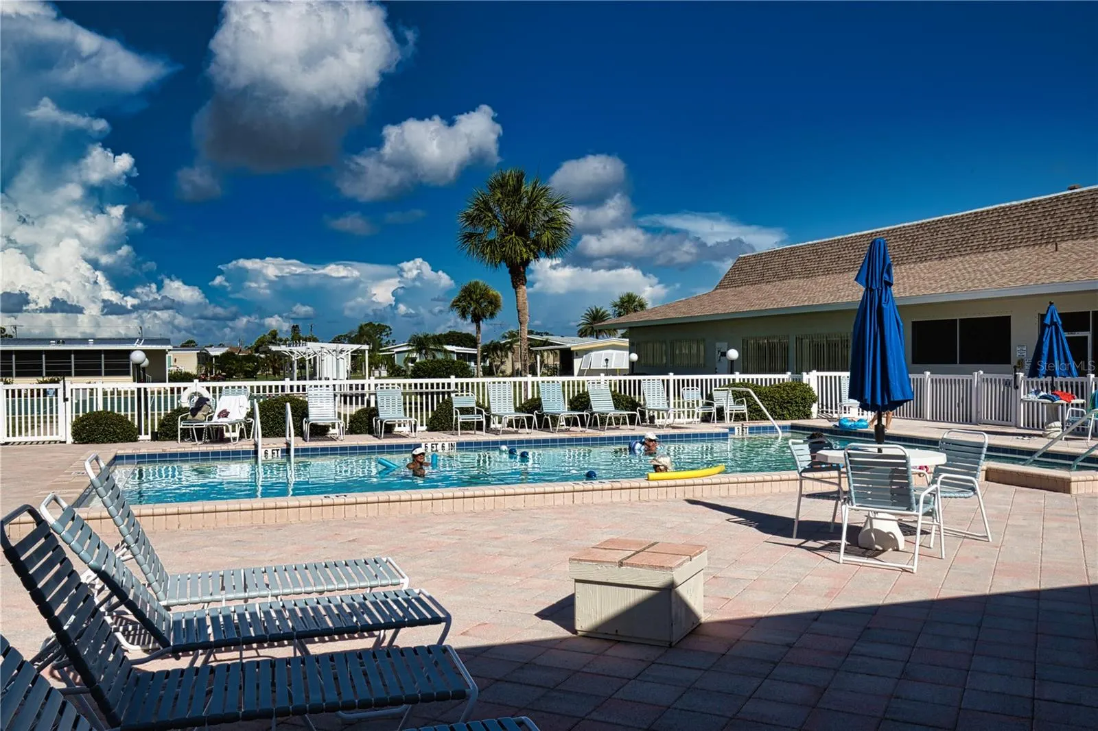 517 LA PLAYA CIR