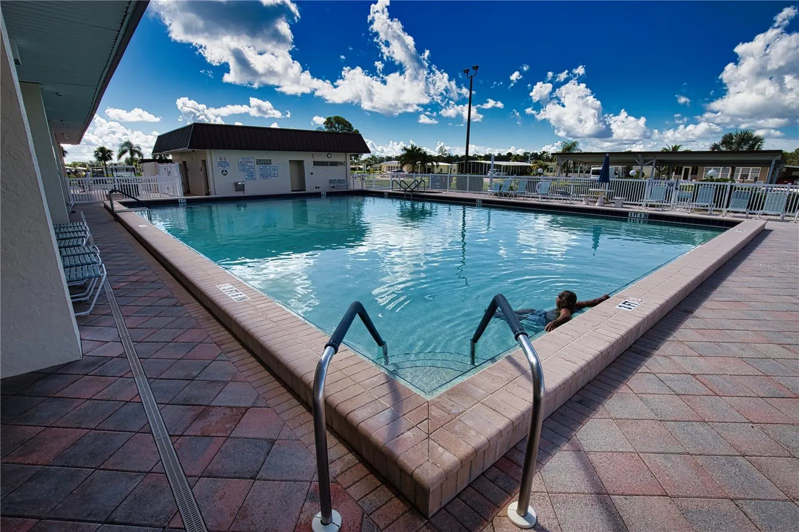 517 LA PLAYA CIR