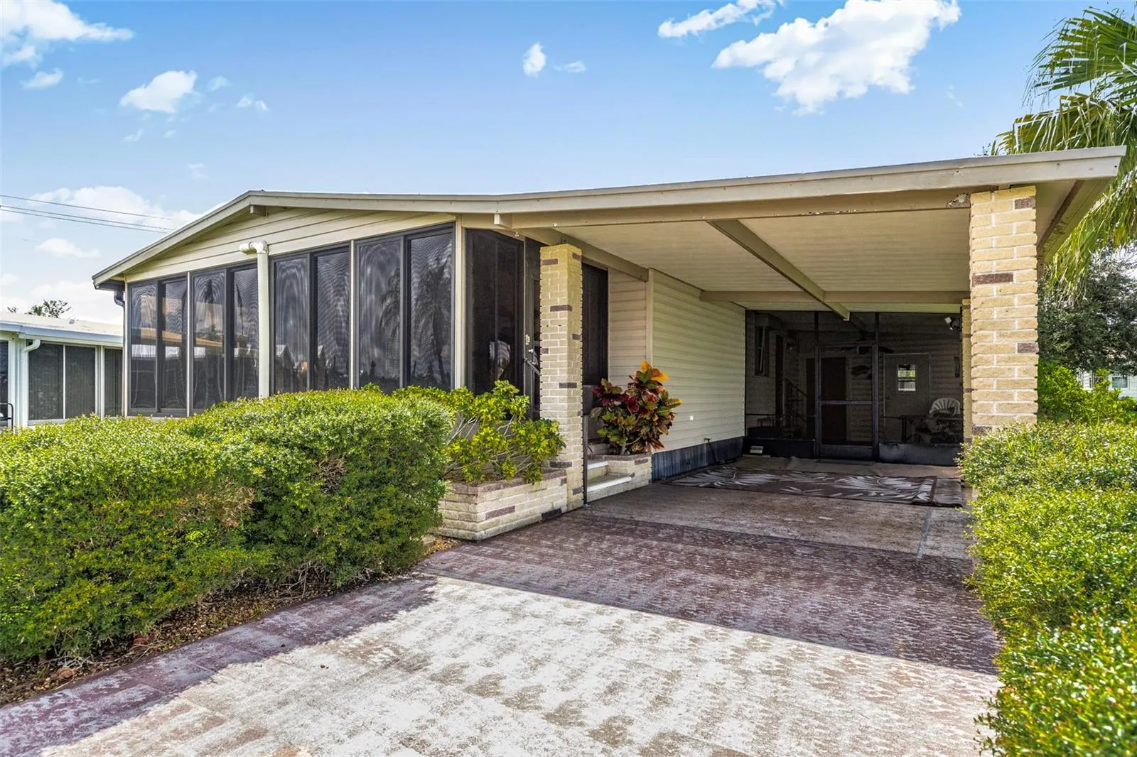 517 LA PLAYA CIR