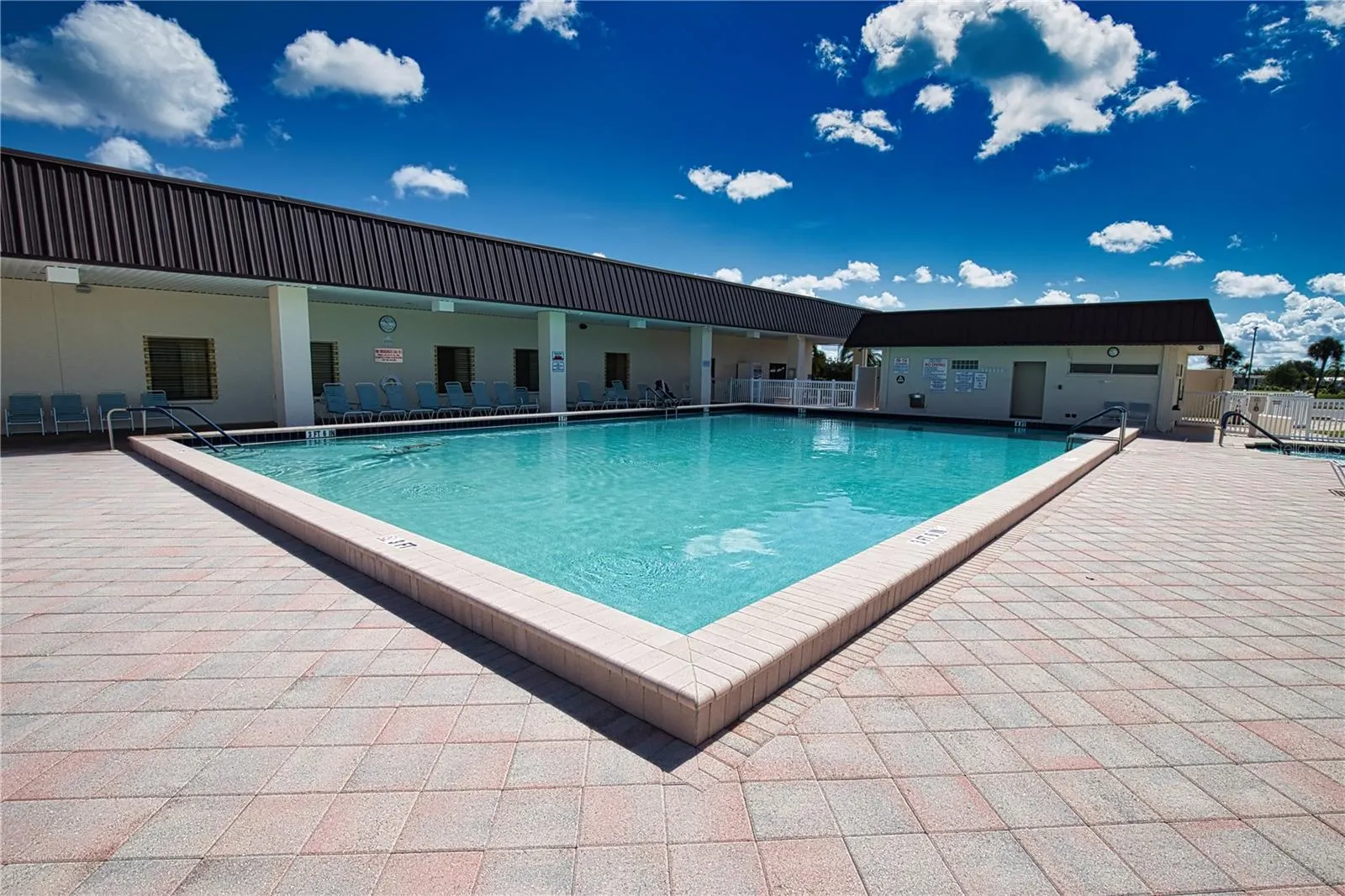 517 LA PLAYA CIR