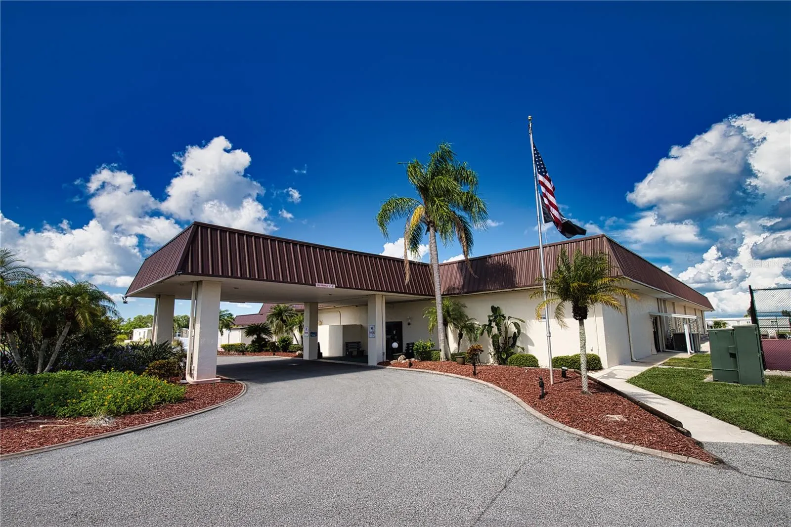 517 LA PLAYA CIR