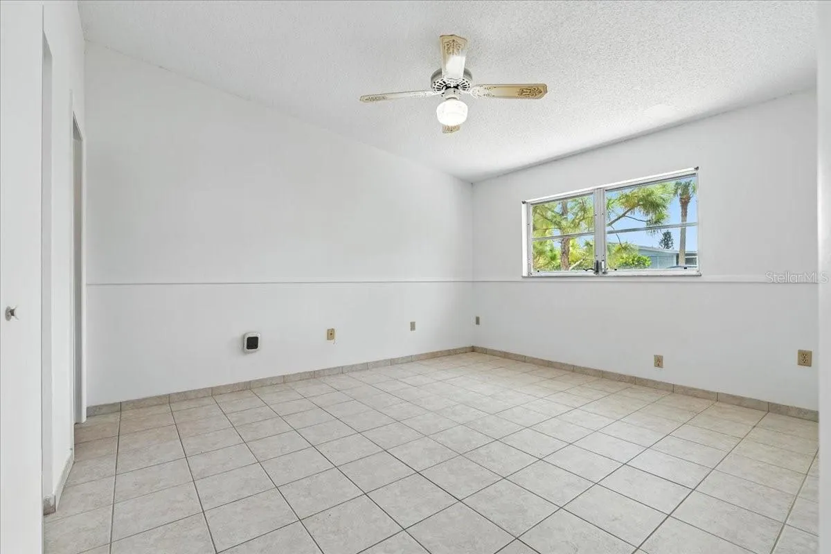 1290 OXFORD DR