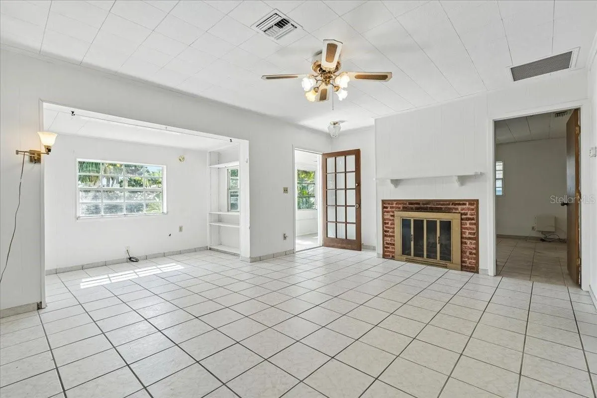 1290 OXFORD DR