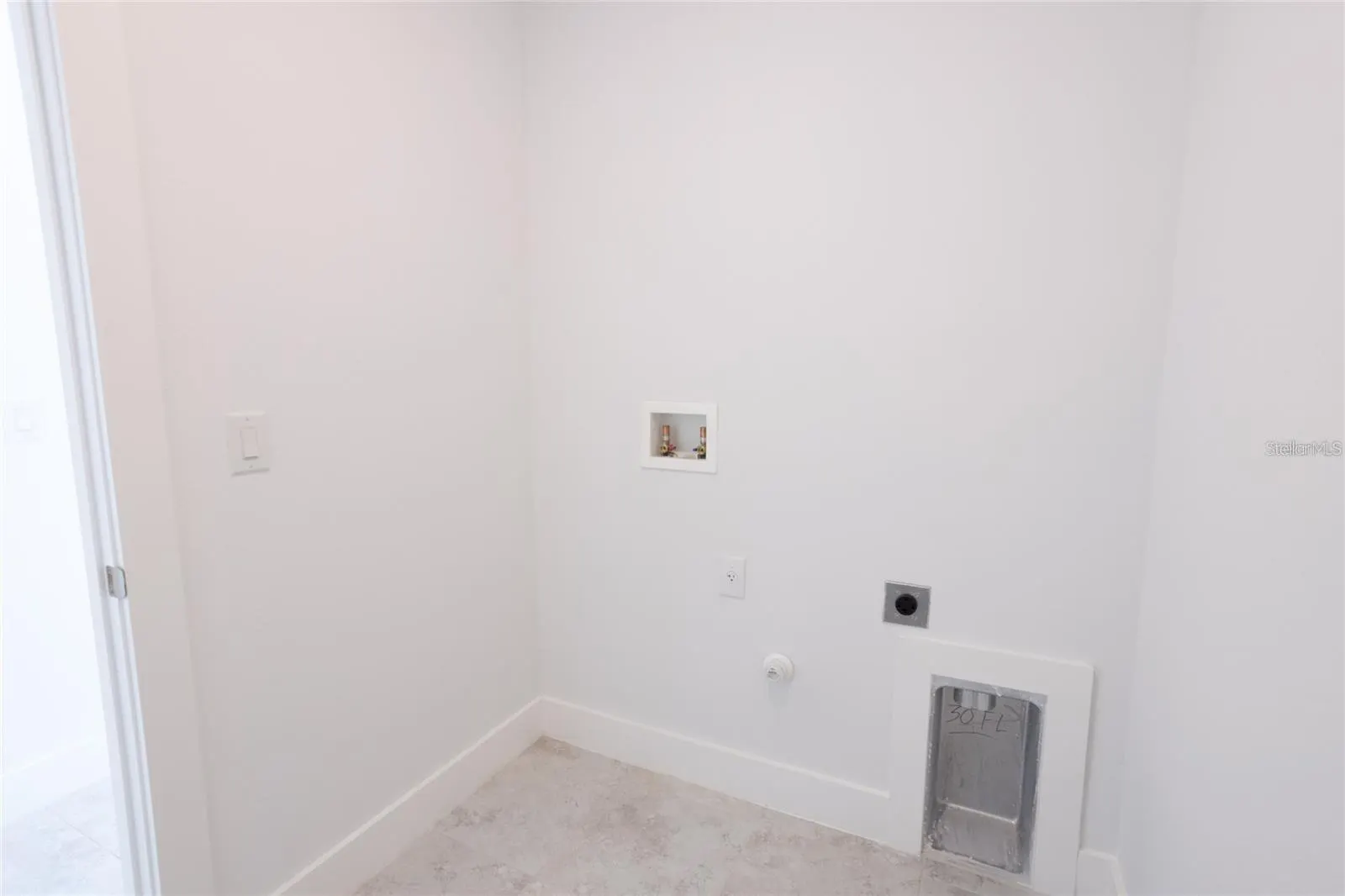 605 ROSE APPLE CIR