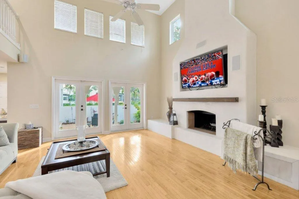 4845 W SUNSET BLVD