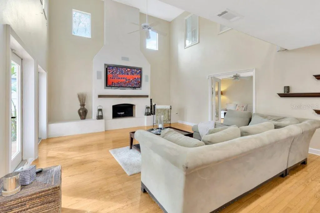 4845 W SUNSET BLVD