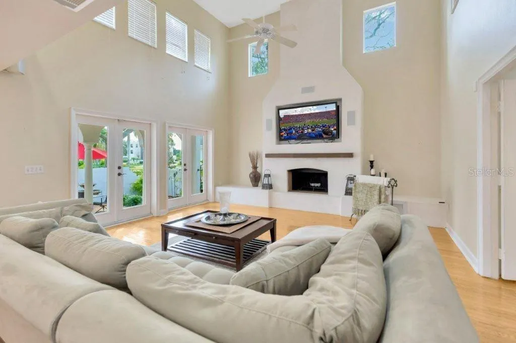 4845 W SUNSET BLVD
