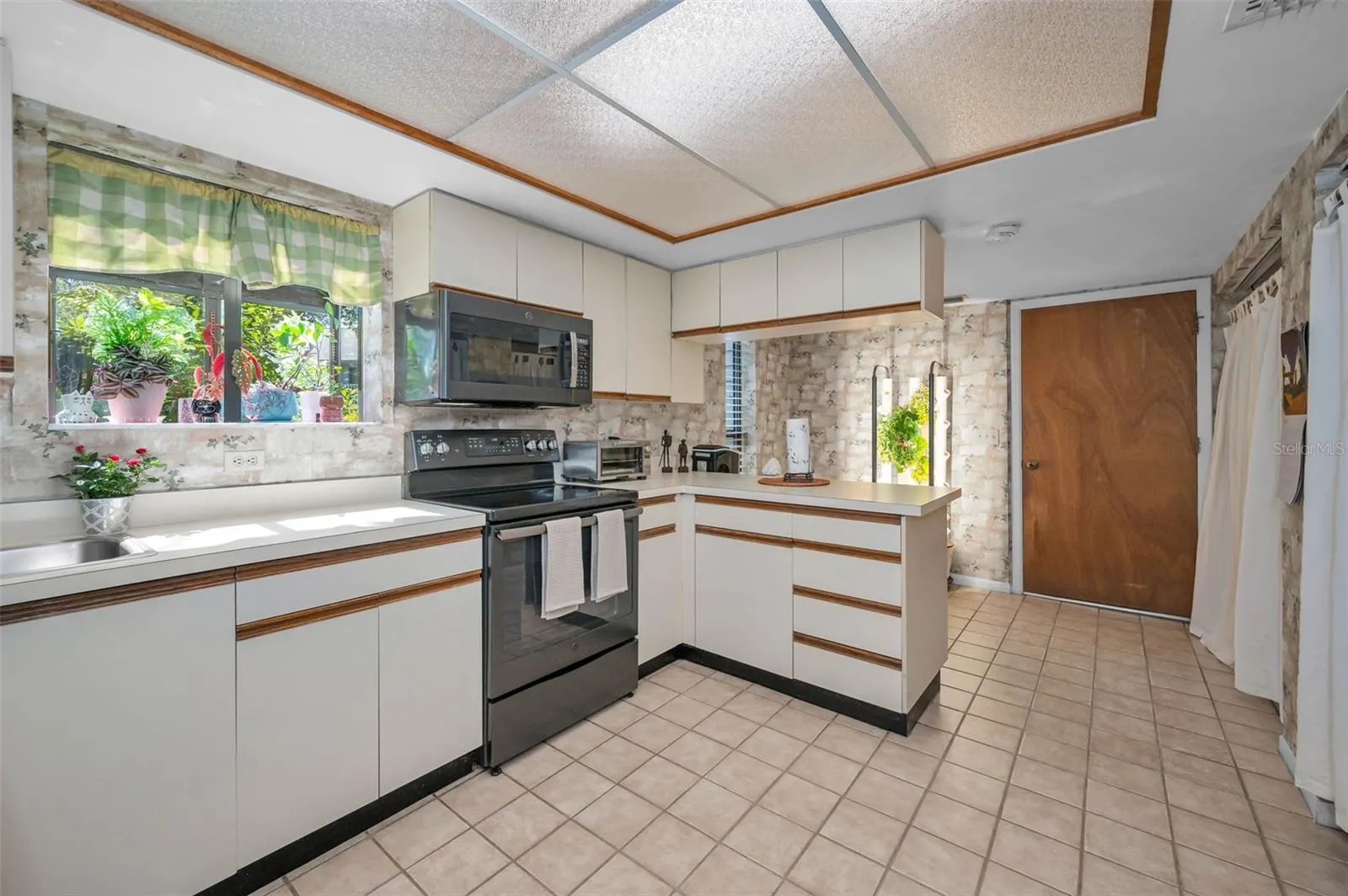 2002 ARBOR DR