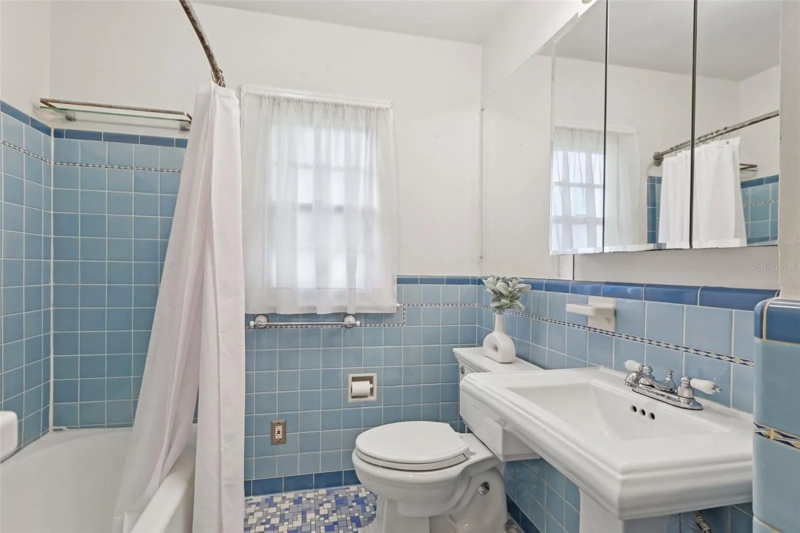 5803 ROBERTA CIR