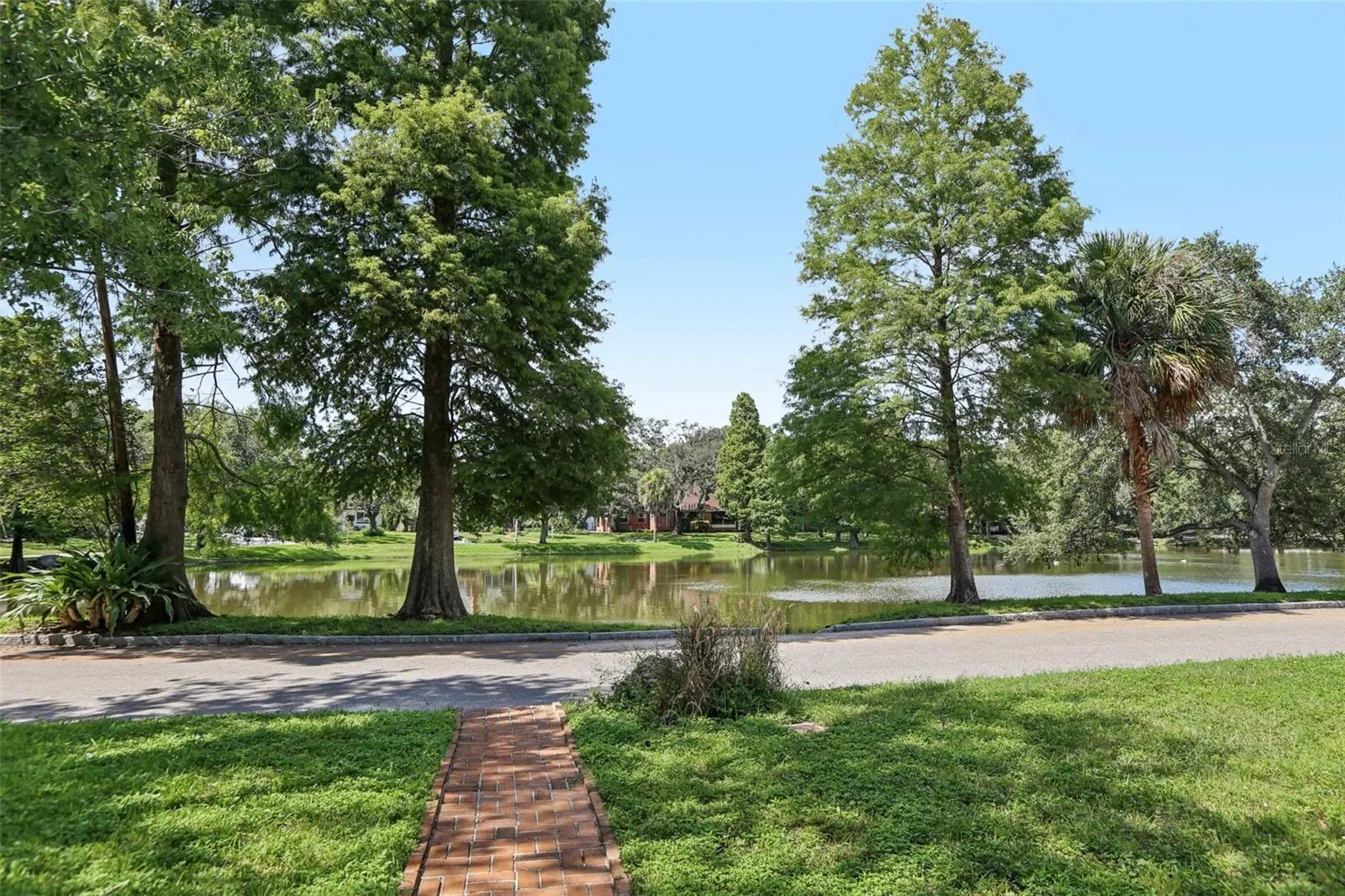 5803 ROBERTA CIR