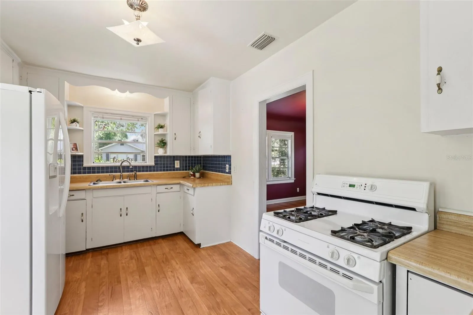 5803 ROBERTA CIR
