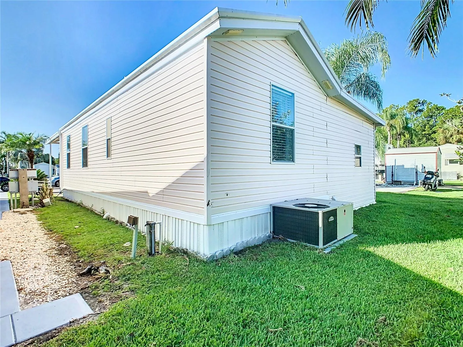 195 GRACIE AVE S