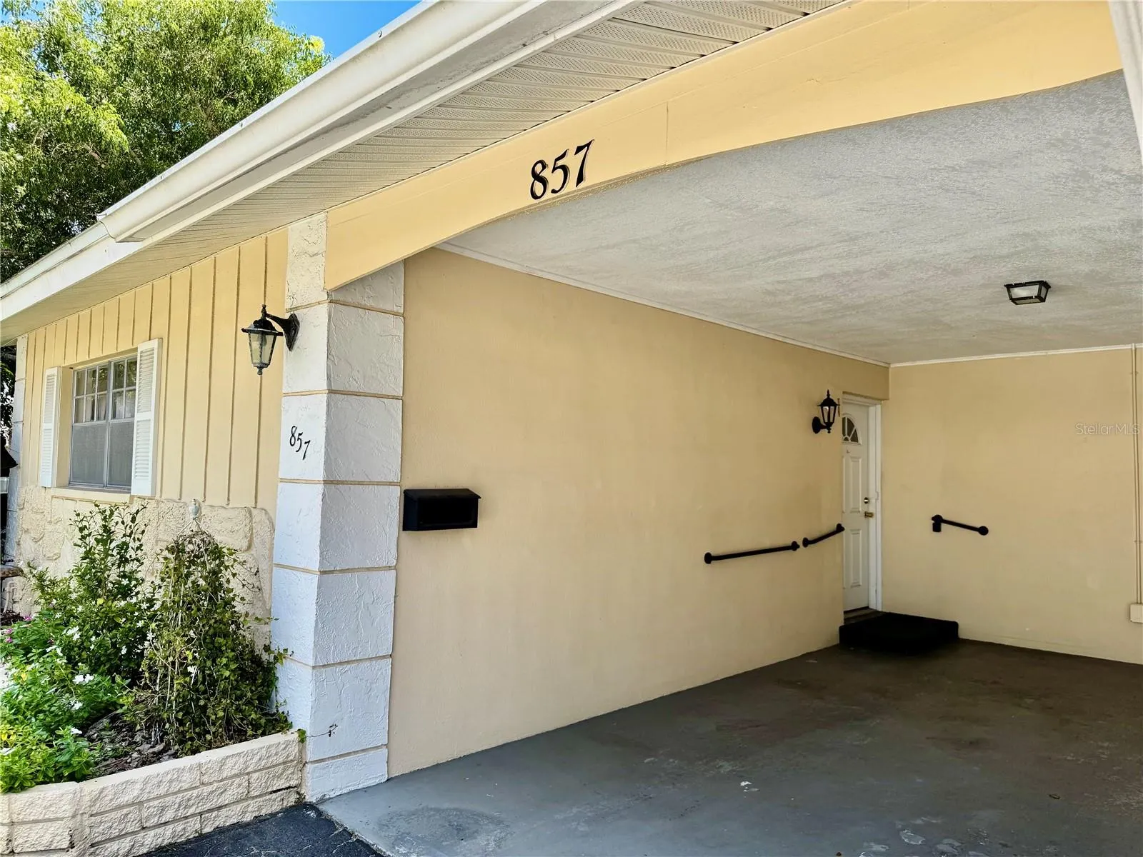857 CAMBRIDGE CT