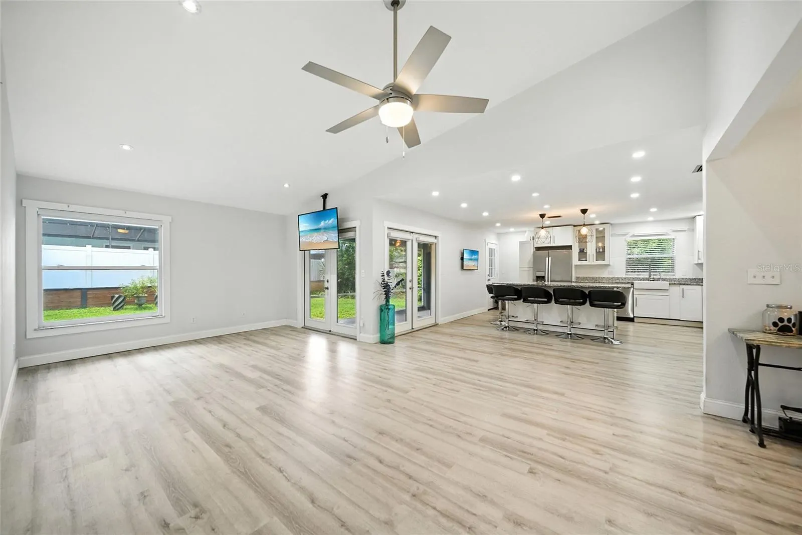 29 HARBOR OAKS CIR