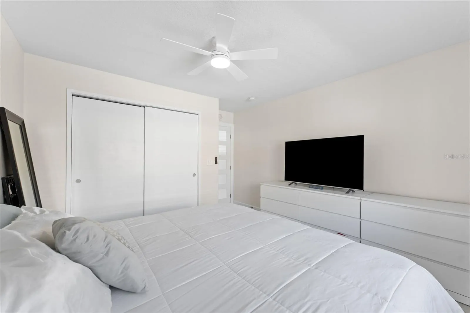 3206 W AZEELE ST #104, #104