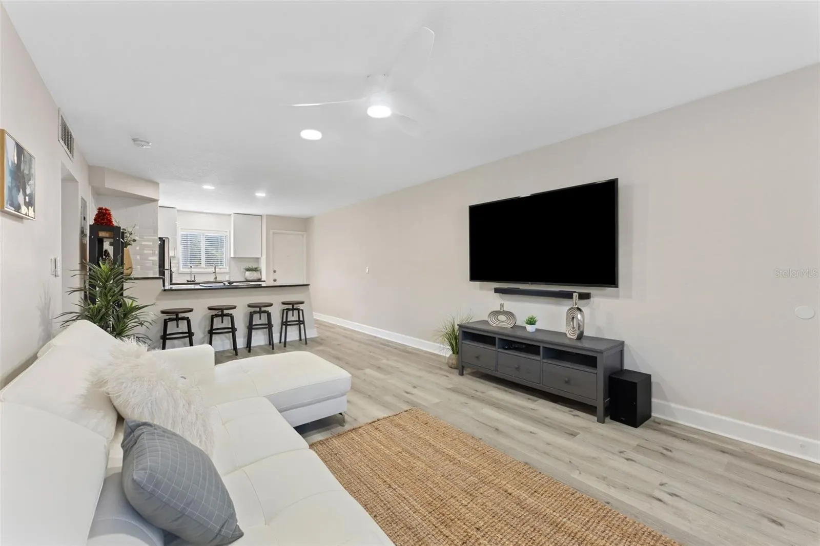 3206 W AZEELE ST #104, #104