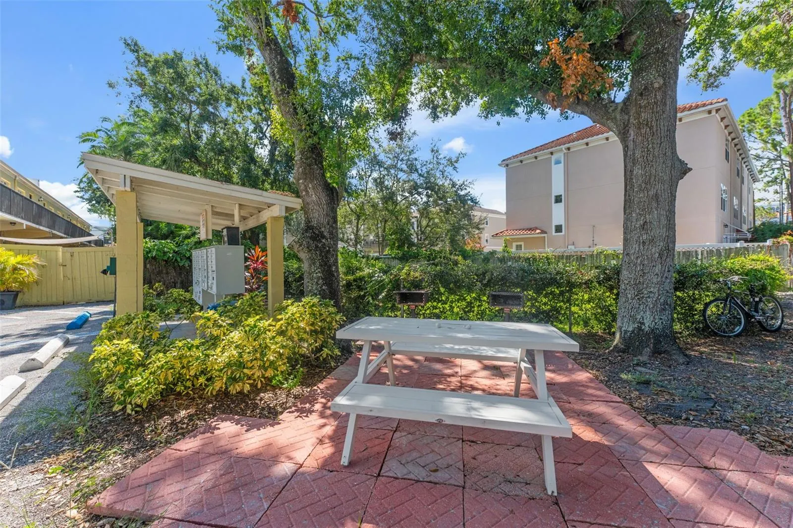 3206 W AZEELE ST #104, #104