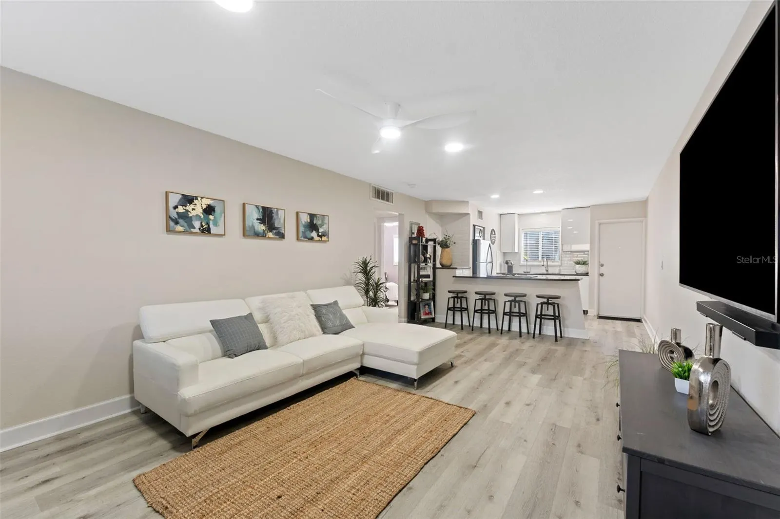 3206 W AZEELE ST #104, #104