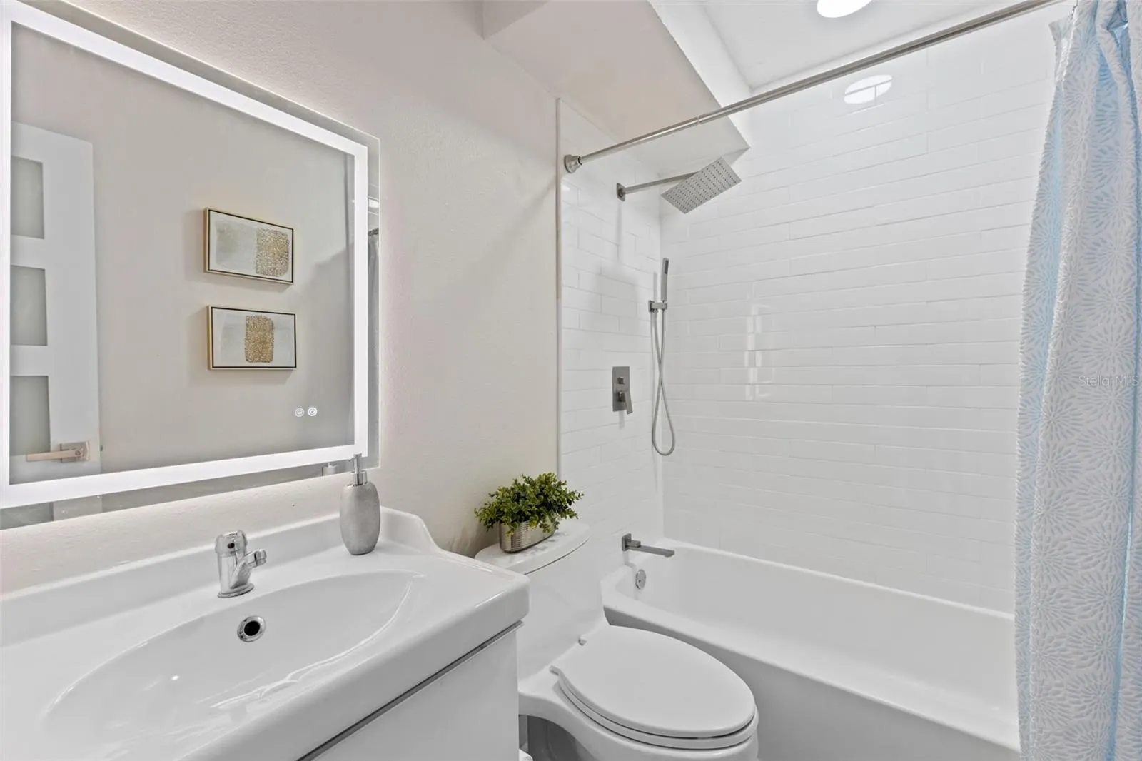 3206 W AZEELE ST #104, #104