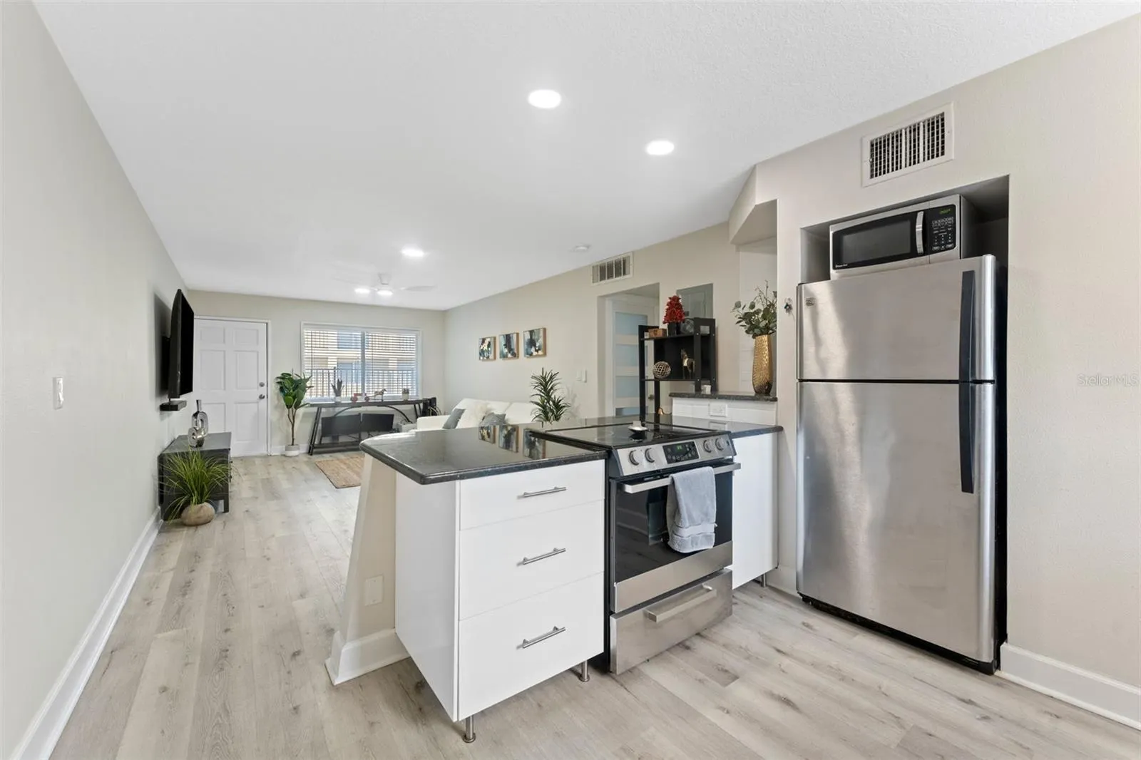 3206 W AZEELE ST #104, #104