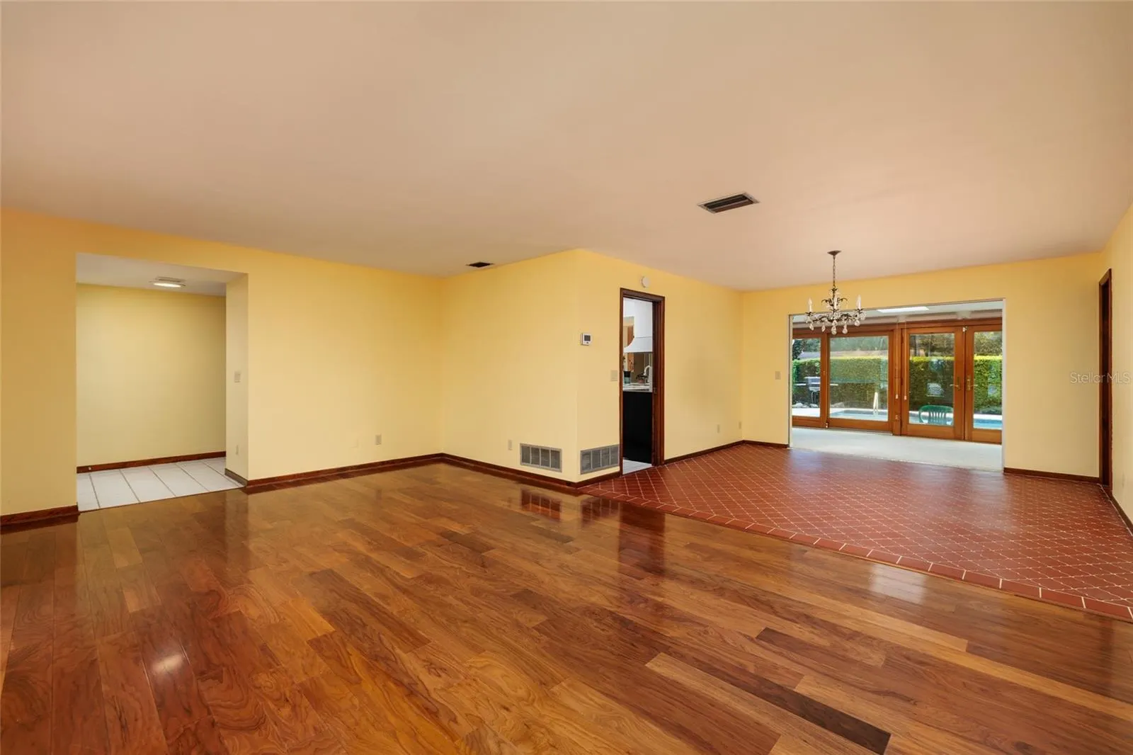 1027 GROVEWOOD CT