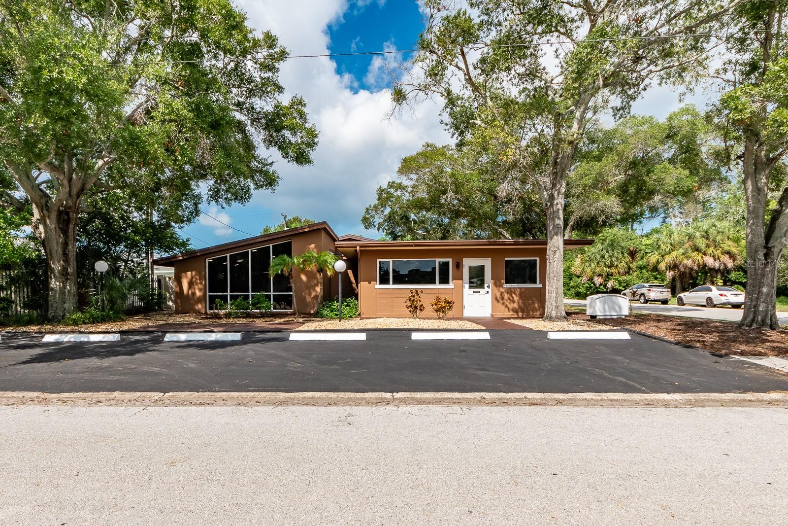 300 S SATURN AVE