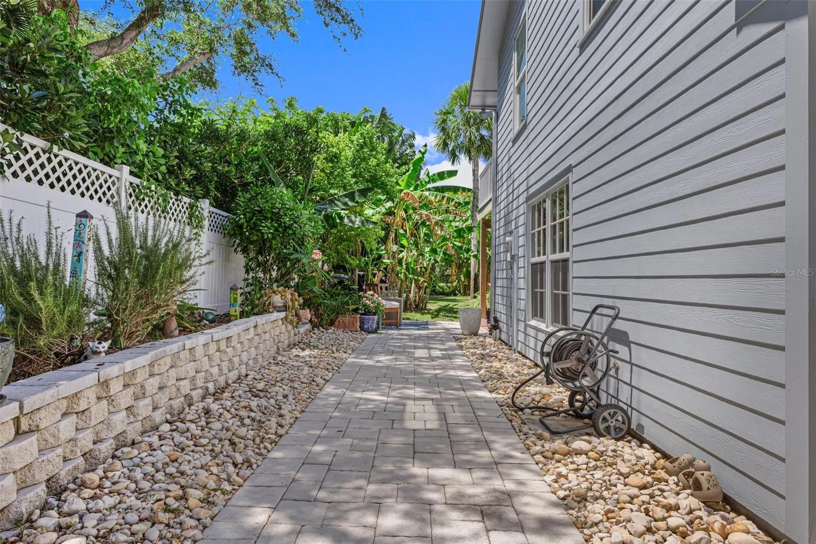 2225 GENESEA LN