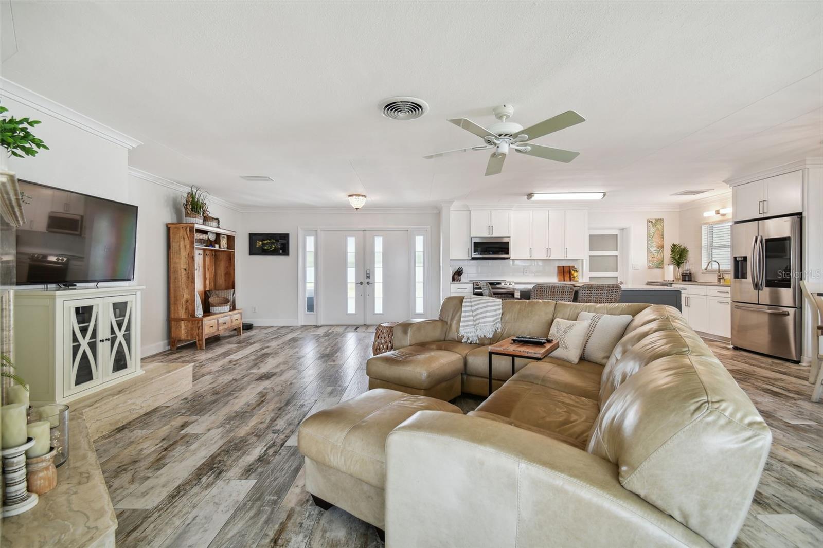 577 CRYSTAL DR