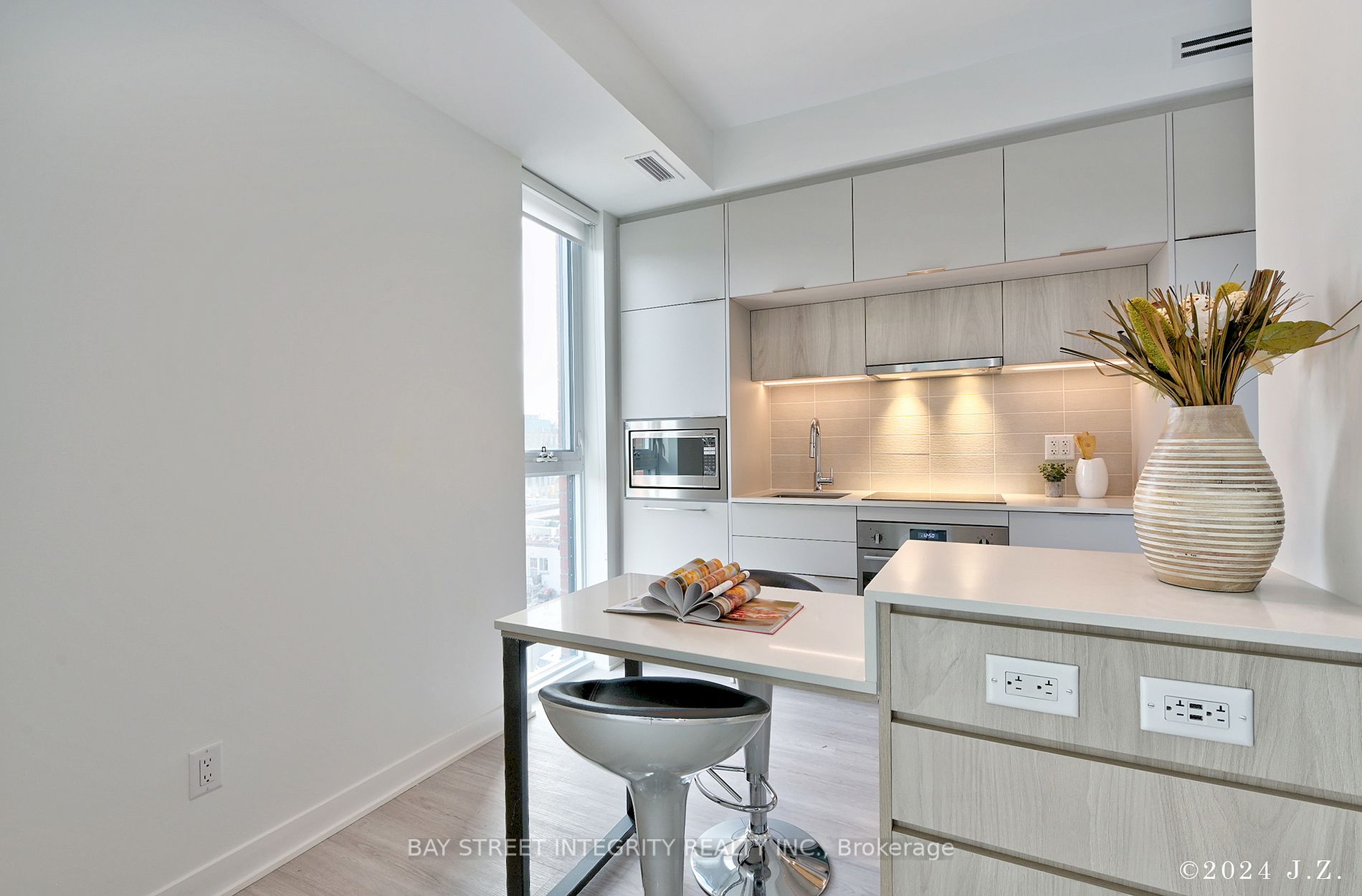 185 Alberta Ave, #403