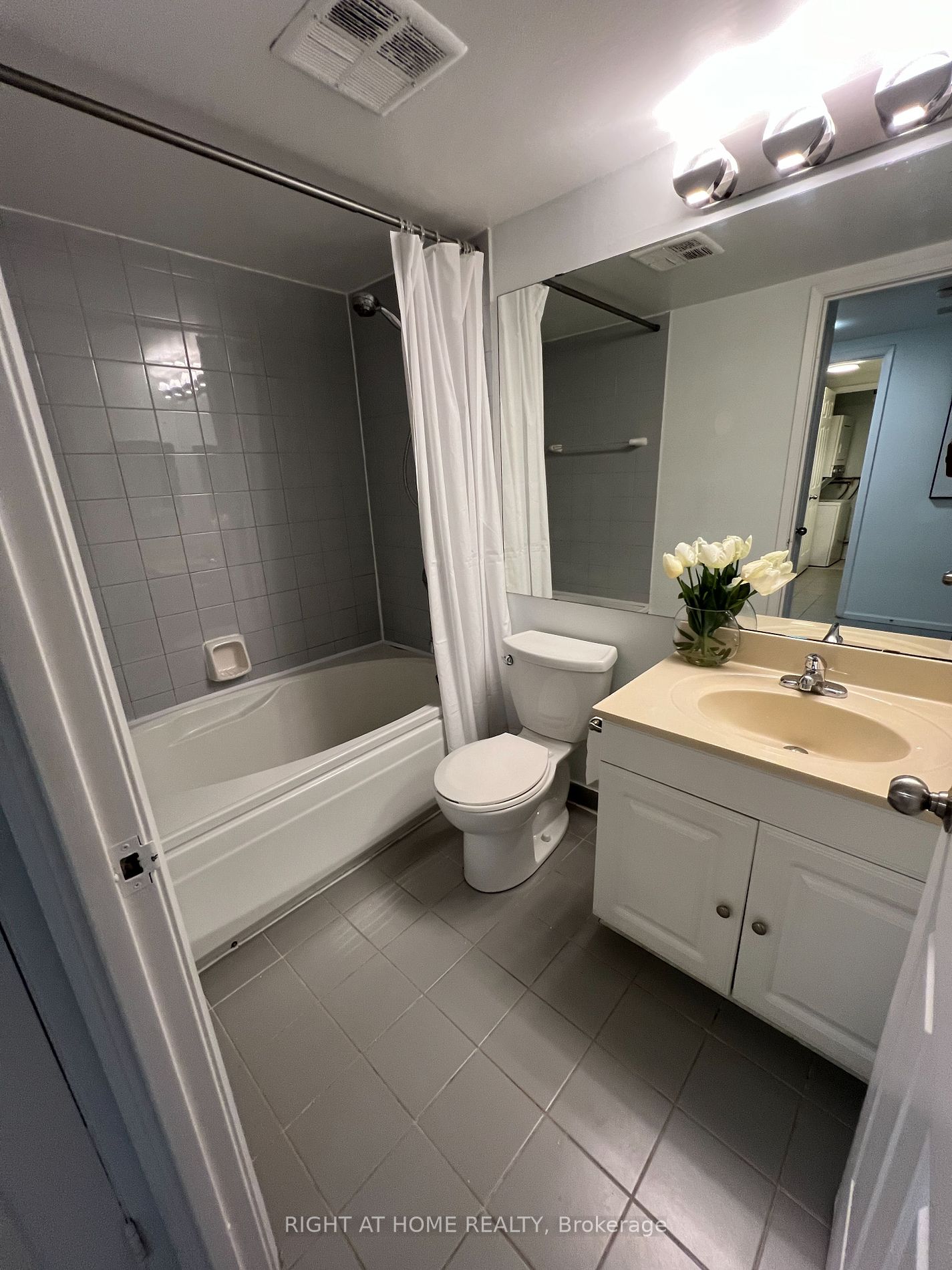 711 Bay St, #1616