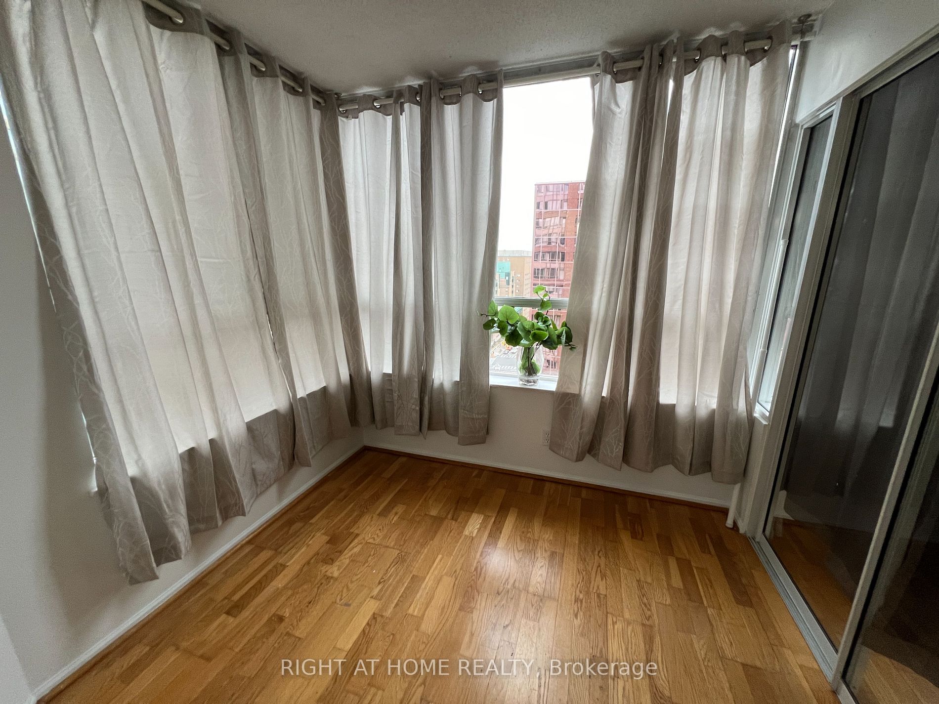 711 Bay St, #1616