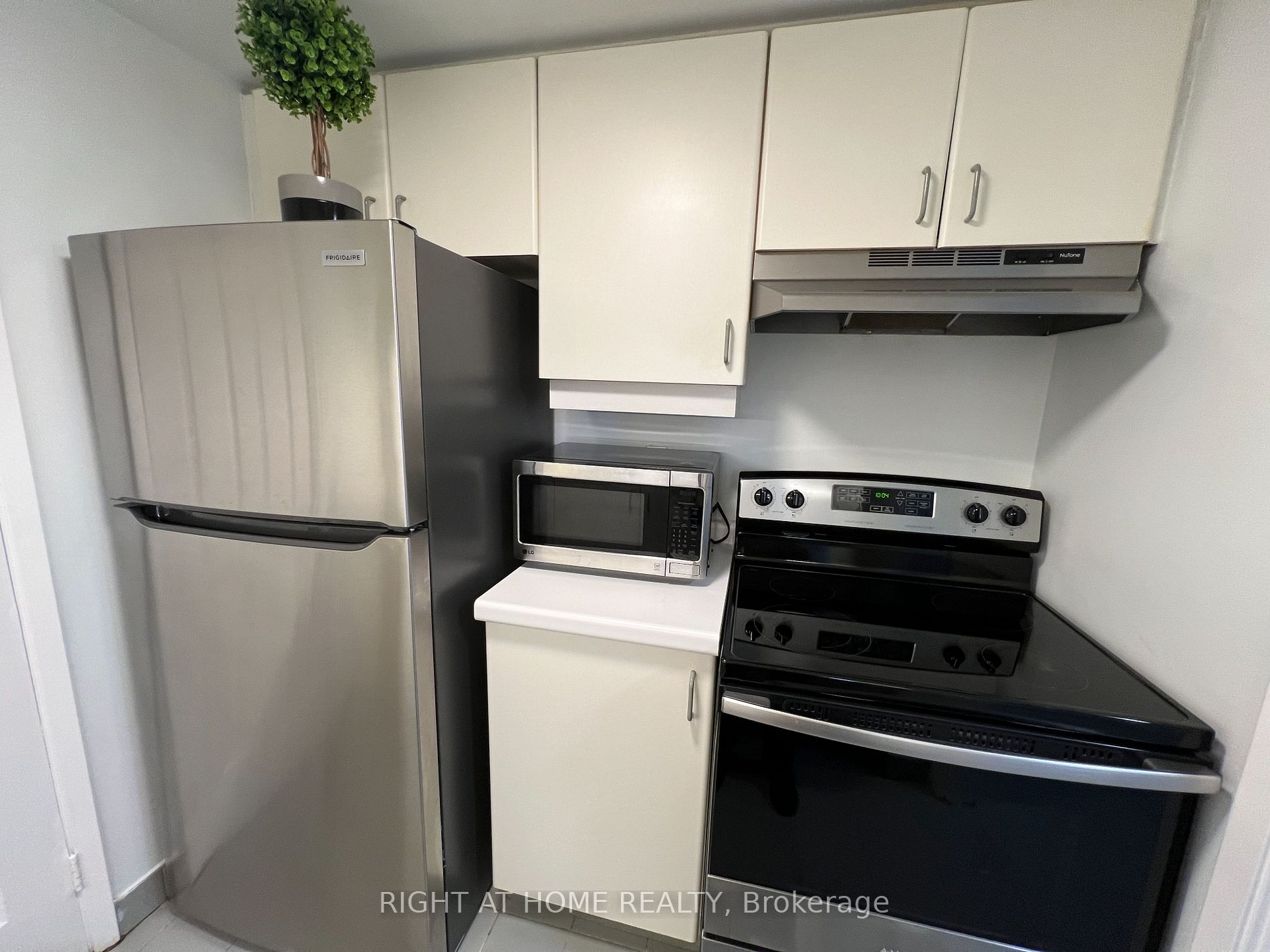 711 Bay St, #1616