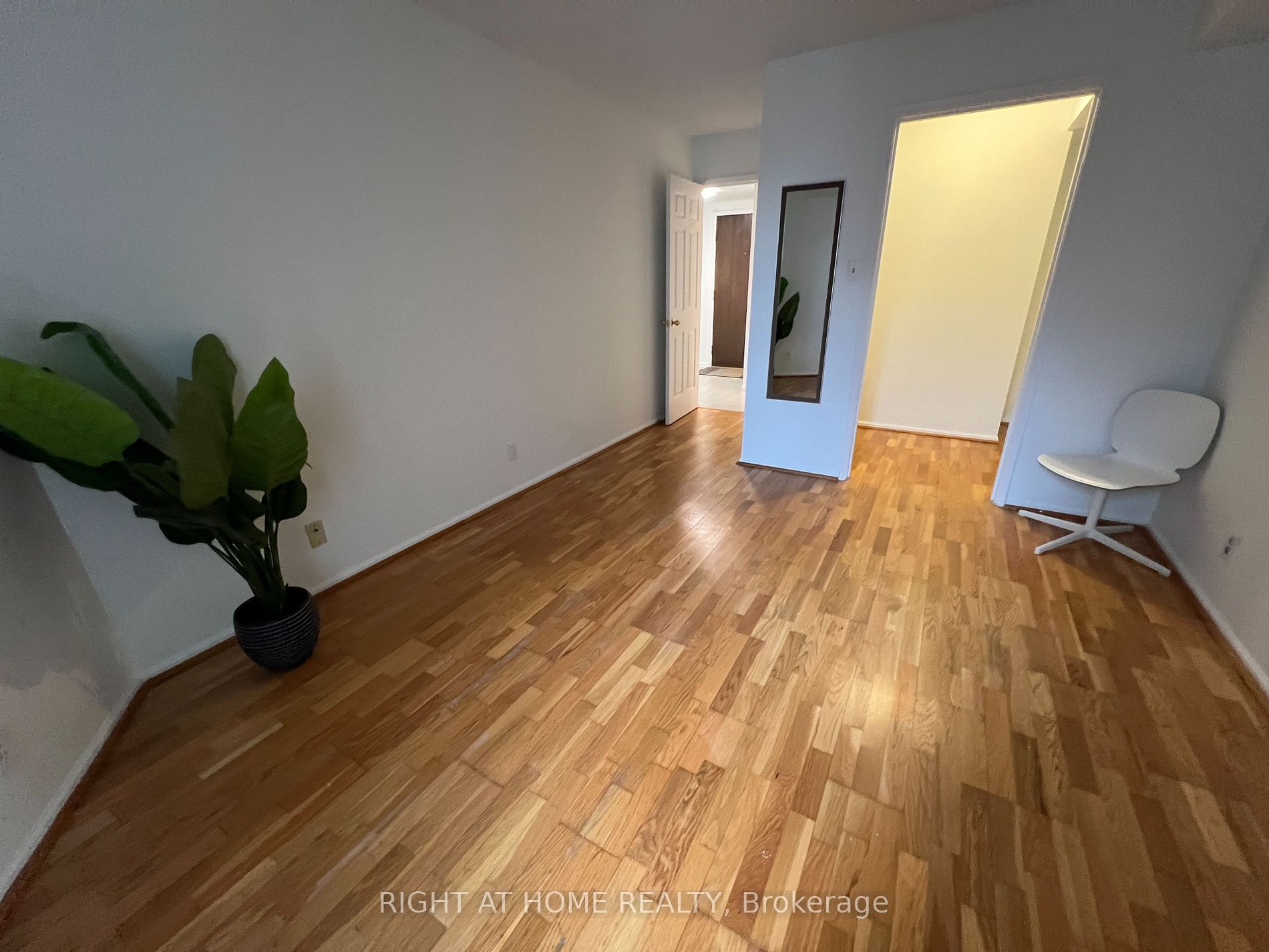 711 Bay St, #1616