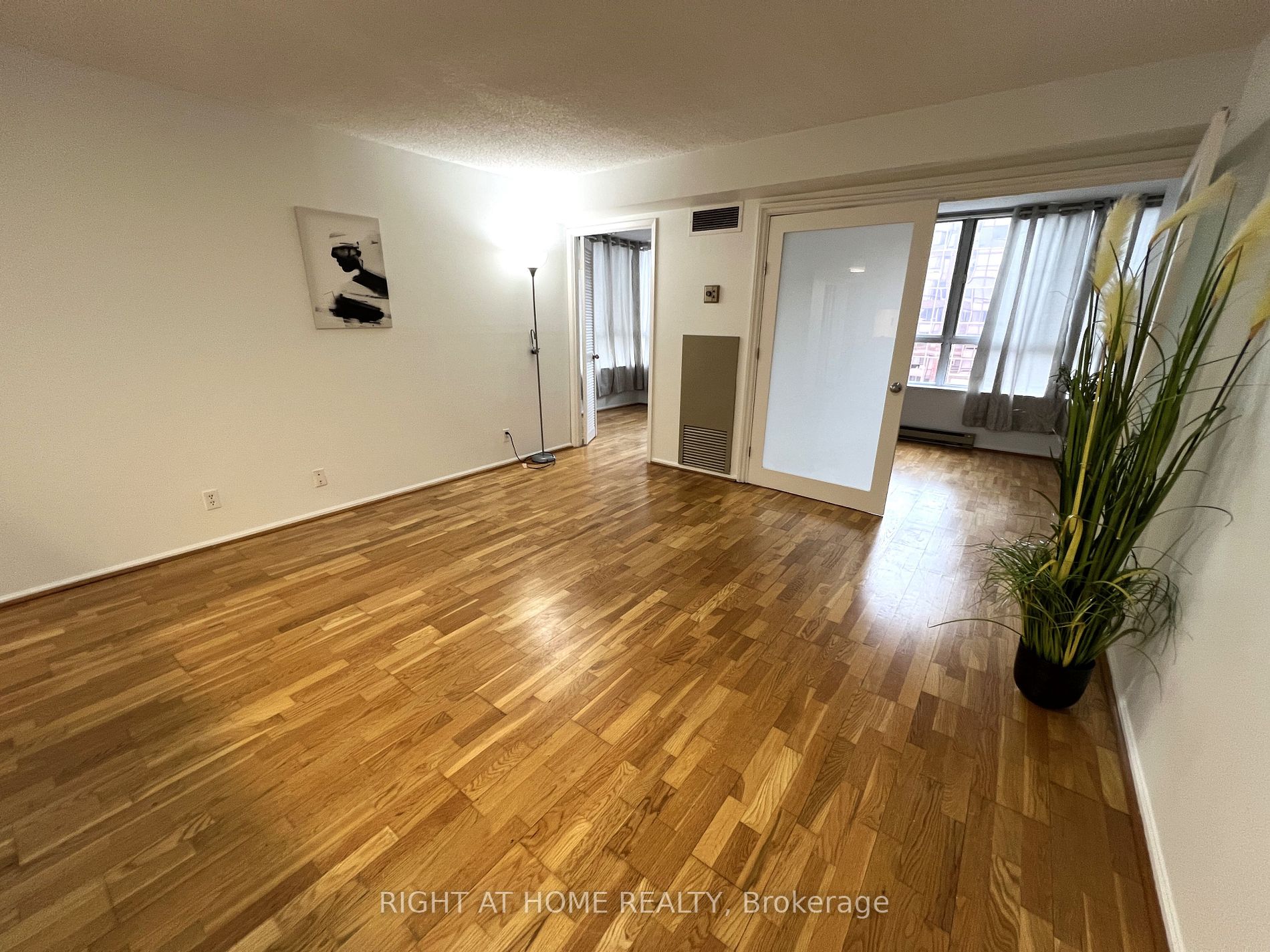 711 Bay St, #1616
