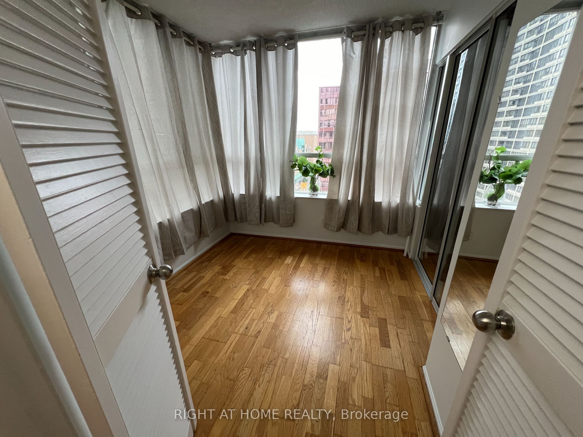 711 Bay St, #1616