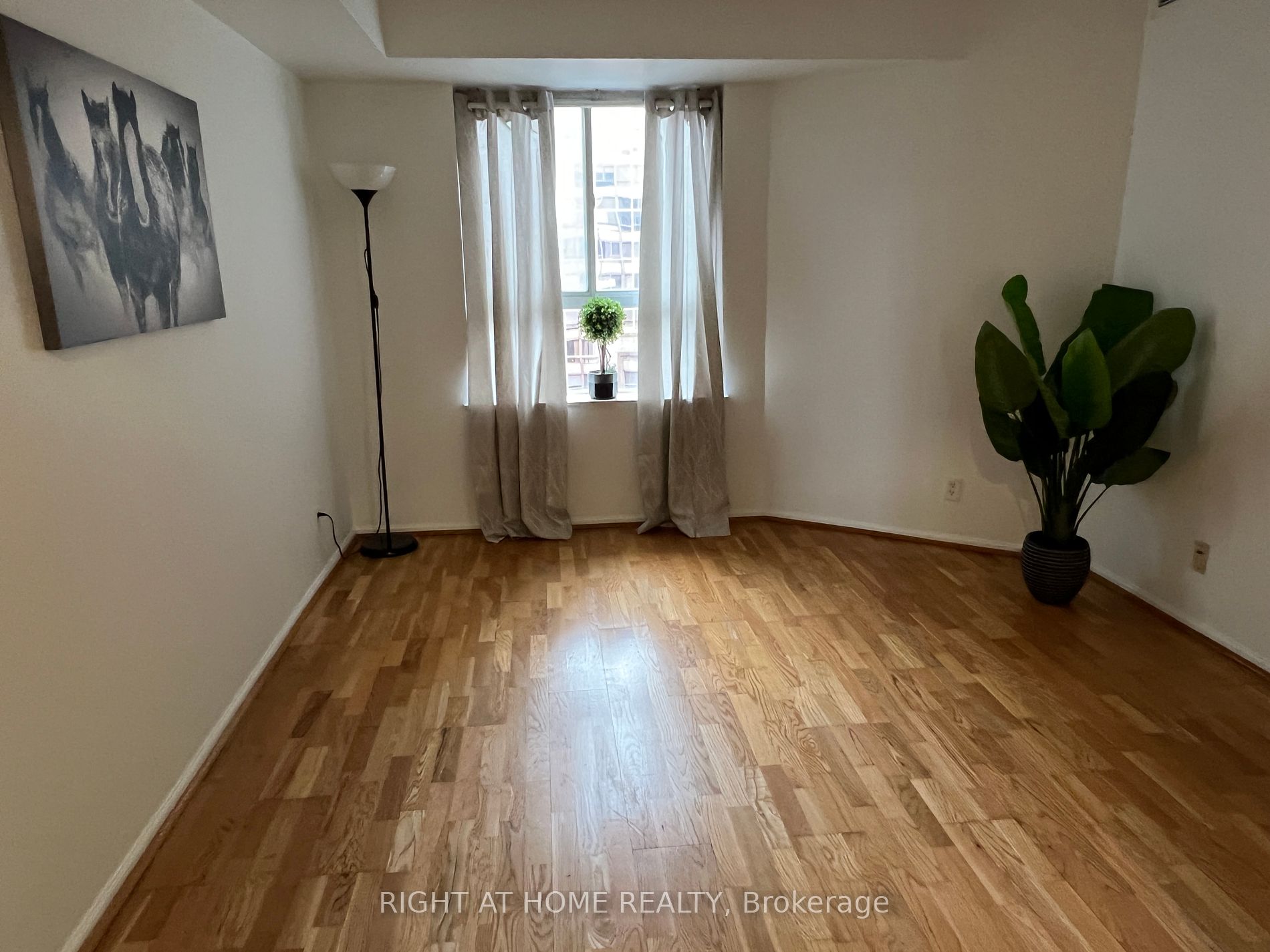711 Bay St, #1616