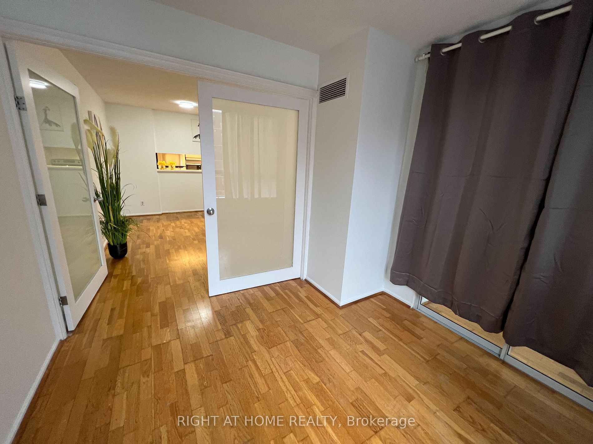 711 Bay St, #1616