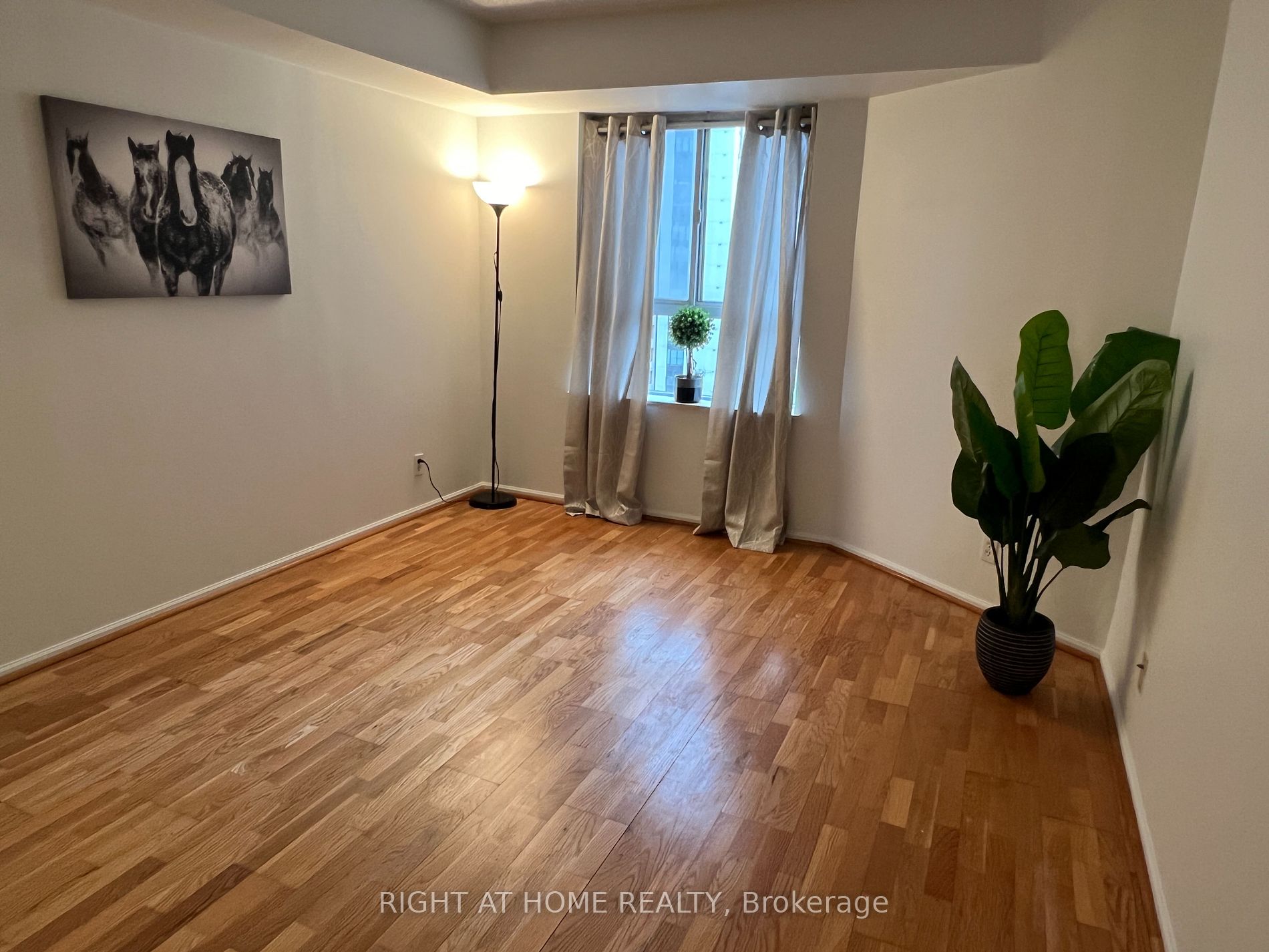 711 Bay St, #1616
