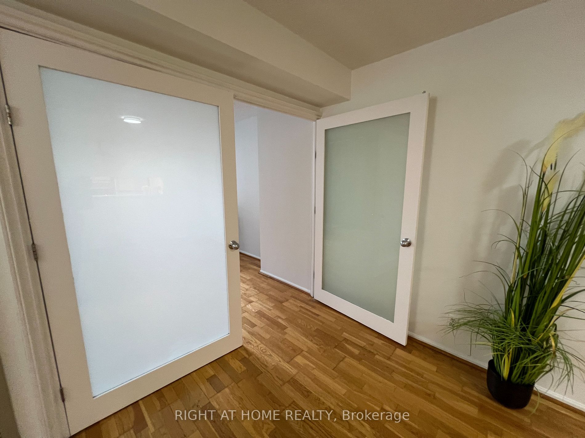 711 Bay St, #1616