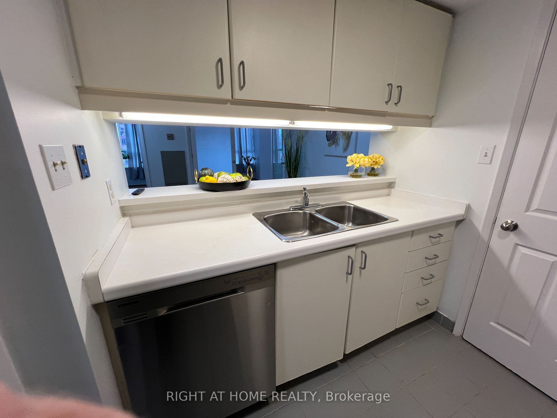 711 Bay St, #1616